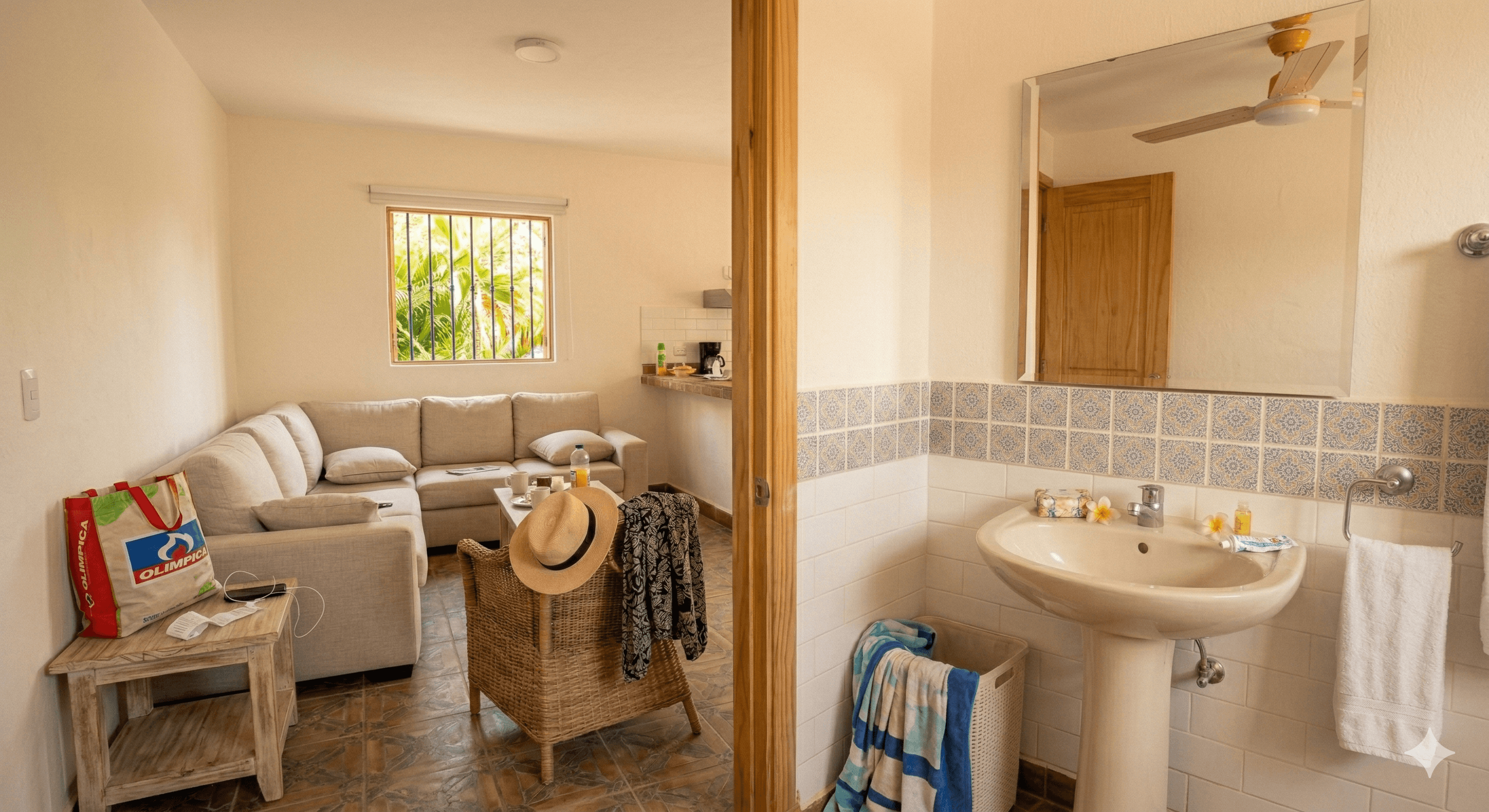 Sala y baño antes de la limpieza